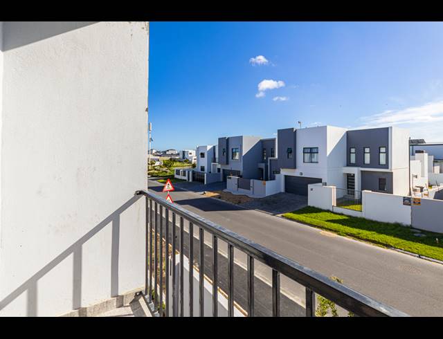 3 BEDROOM TOWNHOUSE FOR SALE IN SANDOWN